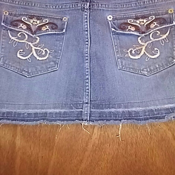 SO Stretch Jean Mini Skirt Medium Wash Frayed 11 - Picture 6 of 8